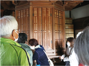 満徳寺の輪蔵をツアー参加者が回している写真