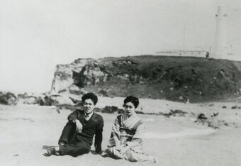 笹岡了一と秋元松子（1935年頃、千葉・犬吠埼にて）の写真