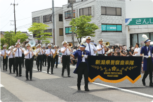 新潟県警察音楽隊のパフォーマンス写真