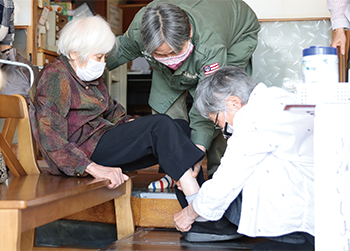 1人では難しいこともみんなで助け合う(同)