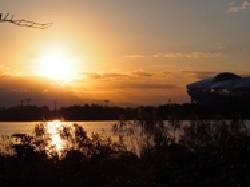 鳥屋野潟と朝日の写真