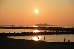 夕日に染まる山の下海浜公園の写真